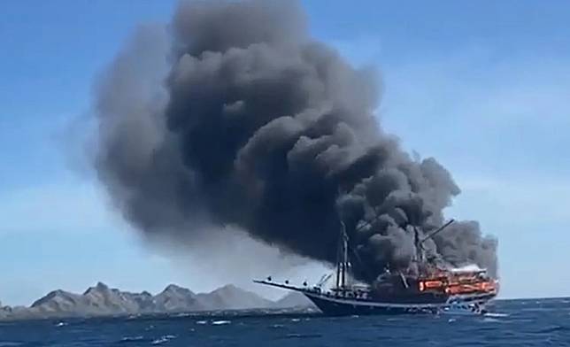 印尼觀光遊輪驚傳火燒船意外（圖／NNN官網）