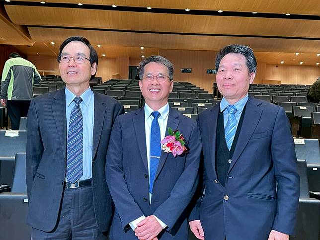 最高法院法官何信慶(中)接任北院院長，最高法院庭長徐昌錦(左)、李英勇(右)等人前往觀禮並合照。侯柏青攝