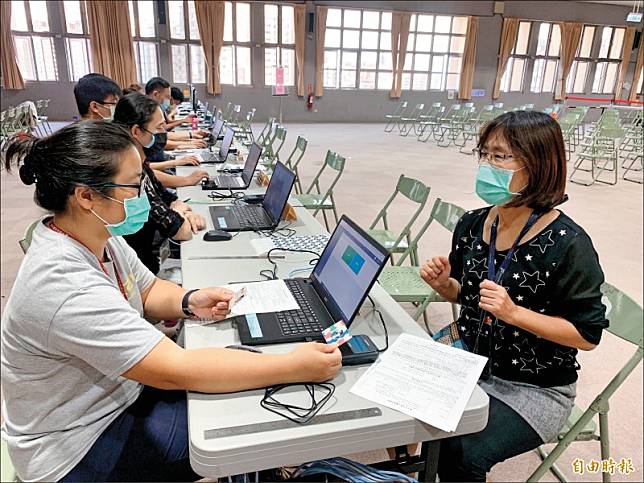 台中市雙十公車綁卡首日，北屯區公所出動12個櫃位提供服務。(記者蔡淑媛攝)