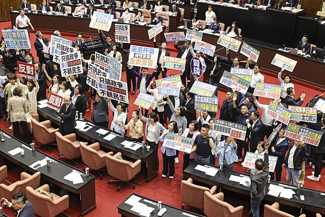 國民黨、民眾黨立委4日再度聯手，將114年度中央政府總預算案退回程序委員會。圖為表決過程中，各黨立委於議場中舉牌表達立場。（中央社）