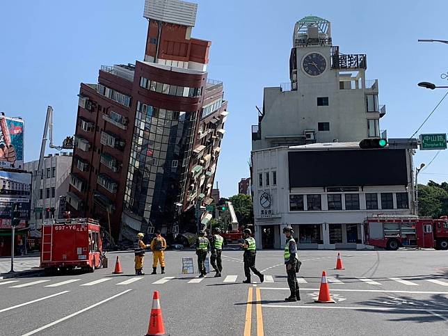 地震發生後，花蓮一棟大樓傾斜。 Photo: 張齡予