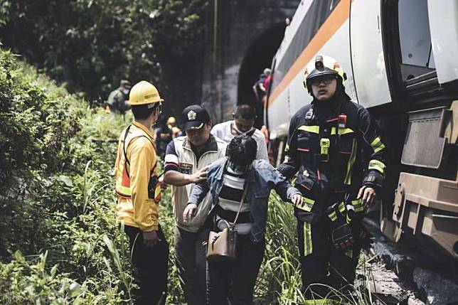 20210405-台鐵「太魯閣號」列車事故，花蓮縣消防局、各地特搜義消及國軍前往救助。（取自花蓮縣消防局）