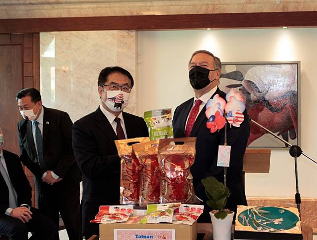 市長黃偉哲（左）贈送果乾、蘭花等物品給龐佩奧（右），當面感謝美國捐贈疫苗善舉。（記者黃文記攝）