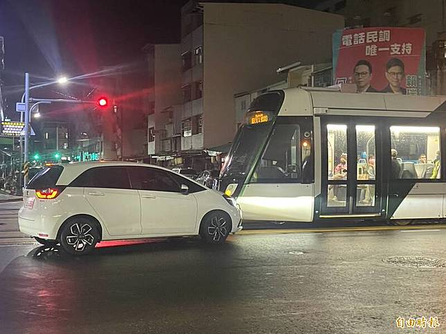 高雄輕軌深夜再傳車禍疑遭轎車擦撞，乘客受困車上等待。(記者黃良傑攝)