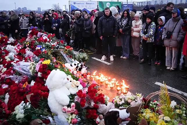 ▲俄羅斯莫斯科近郊的音樂廳22日晚上發生恐怖攻擊，導致至少143人死亡。圖為俄羅斯民眾在事發現場獻花悼念罹難者。（圖／美聯社／達志影像）