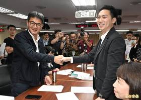 立法院衛環委員會召委選舉，民進黨立委劉建國(左)、國民黨立委廖偉翔(右)出任。(記者廖振輝攝)