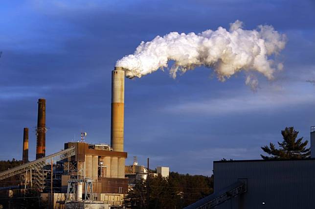 燃煤發電排放大量溫室氣體，是全球暖化元凶之一，新科諾貝爾經濟學獎得主諾德豪斯主張課徵碳稅，解決全球暖化問題。（AP）