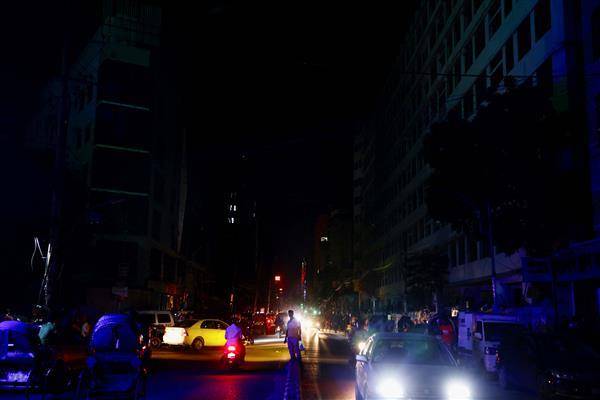 孟加拉全國大停電，圖為首都達卡街頭。路透社