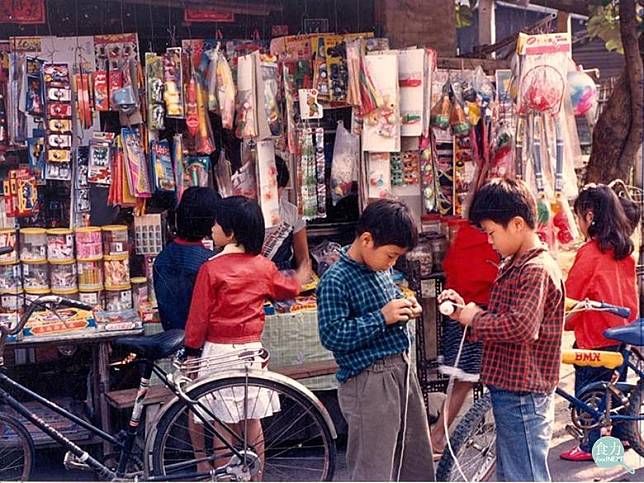 俗稱「柑仔店」的傳統雜貨店早在日治時期已經出現，以前的小孩子會在那裡購買零食，圖為80年代雲林街頭的柑仔店。（圖／張哲生提供）