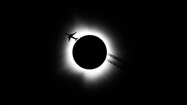2024年4月8日，美國印第安納州上空，一架飛機飛過日全食奇景。路透社