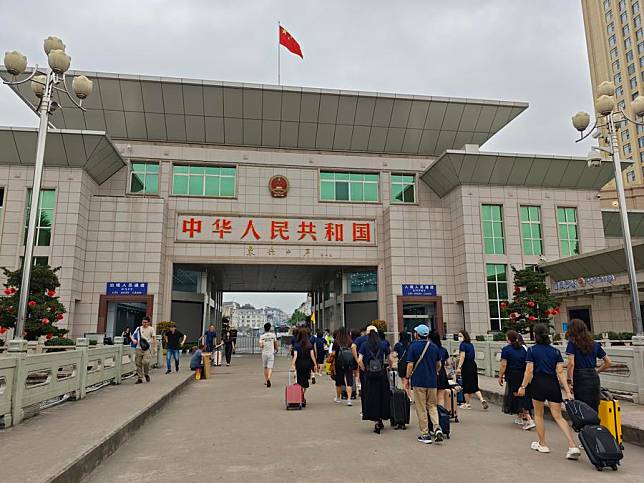 This undated file photo shows inbound tourists walking towards the Dongxing Port in south China's Guangxi Zhuang Autonomous Region. (Dongxing municipal publicity department/Handout via Xinhua)