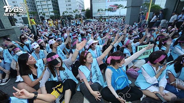 長榮空服員罷工已經進入第4天，各界褒貶不一。(圖／中央社，TVBS)