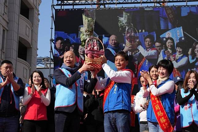 南投縣草屯鎮長補選投開票今日登場，國民黨候選人簡賜勝（右二）大贏對手。右三為到場輔選的立法院長韓國瑜。（南投縣長許淑華臉書）