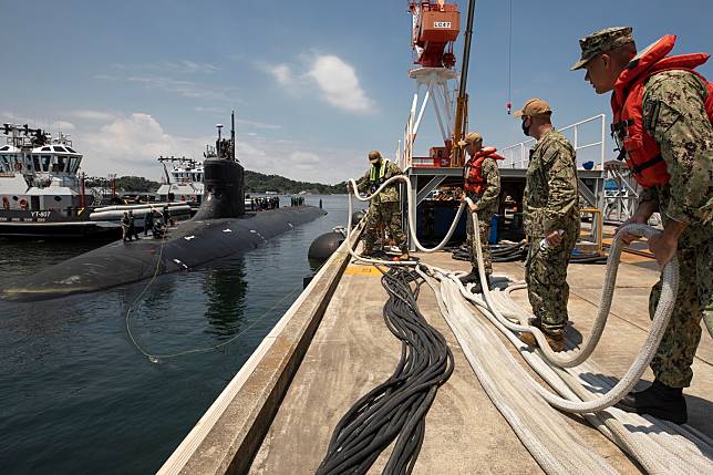 美軍「康乃狄克號」核潛艦在南海撞上未知海底山脈，返回關島檢查。   圖：翻攝自美國海軍官網