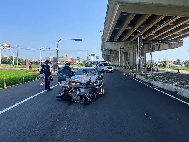 3名無駕駛執照少年28日「3貼」共乘1部機車，行經 苗栗苑裡台61線西濱高架橋下一處路口疑闖紅燈左 轉，遭對向直行汽車撞上，3人皆腿部骨折送醫。 （民眾提供） 中央社記者魯鋼駿傳真 112年5月28日