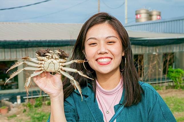 ▲看Sanna小編笑這麼開心，想必她也相當期待親口品嚐大閘蟹吧！（圖/奧丁丁市集）