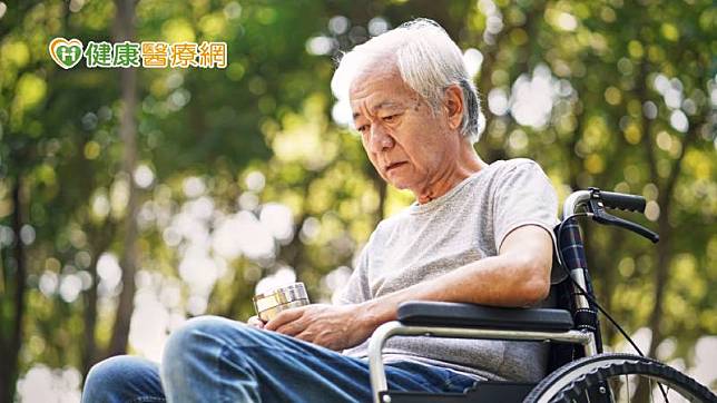 「下流老人」是日本社會學者提出的概念，意旨近年出現大量過著中下階層生活的老人，年金制度面臨崩壞、長期照護缺乏人力、高齡醫療缺乏品質、照護條件日益提高、老人居住困難，而且未來會只增不減。