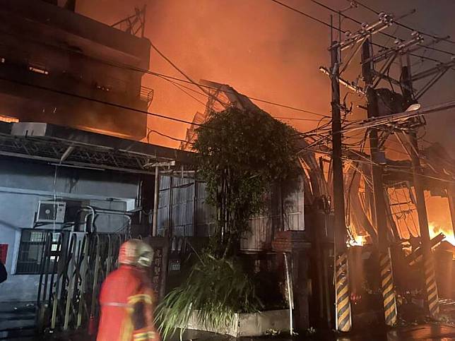 新北市樹林區西圳街二段一處木材工廠19日晚間8點發生大火，環保局提醒下風處民眾緊閉門窗。(民眾提供)
