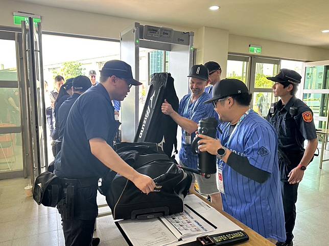 員警執行安檢勤務。（三重警分局提供）