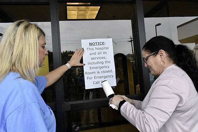A notice declaring the closure of the Fairmont Regional Medical Centre in Fairmont, West Virginia, is taped on its emergency room door on March 19. Photo: AP