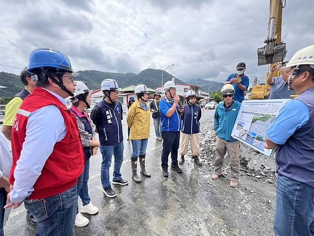 颱風山陀兒造成台東多條溪流暴漲溢流及大規模土石 流，縣長饒慶鈴（左4）、國民黨立委黃建賓（左 3）11日會同農業部政務次長黃昭欽（左）及行政院 工程會、原民會人員前往多處勘災，盼中央與地方合 作搶修。 中央社記者盧太城台東攝 113年10月11日