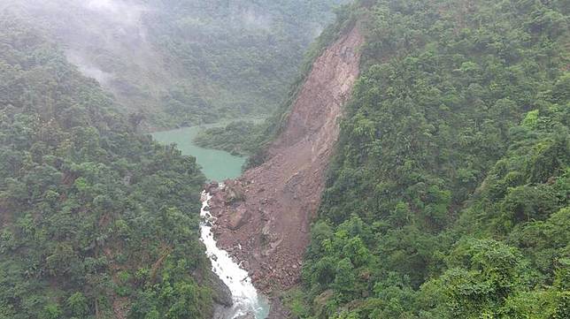 南投竹山加走寮溪形成堰塞湖，蓄水量約10萬噸。(水保署南投分署提供)
