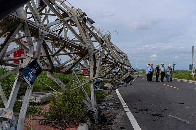 丹娜絲造成全台超過650支電桿、共3座電塔倒塌，創歷史紀錄。（圖／台電提供）