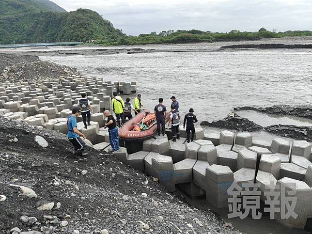荖濃溪水暴漲，六龜大津橋附近沙洲傳2民眾受困，高屏消防聯手救援中。讀者提供