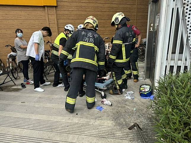 新北市板橋區捷運府中站2號出口旁的陸橋電梯27日發生故障急墜意外，警消迅速到場救護，初步了解，55歲婦人腳部骨折，其8歲侄子則有撕裂傷，2人都被送醫治療。（翻攝照片）中央社記者王鴻國傳真113年10月27日  
