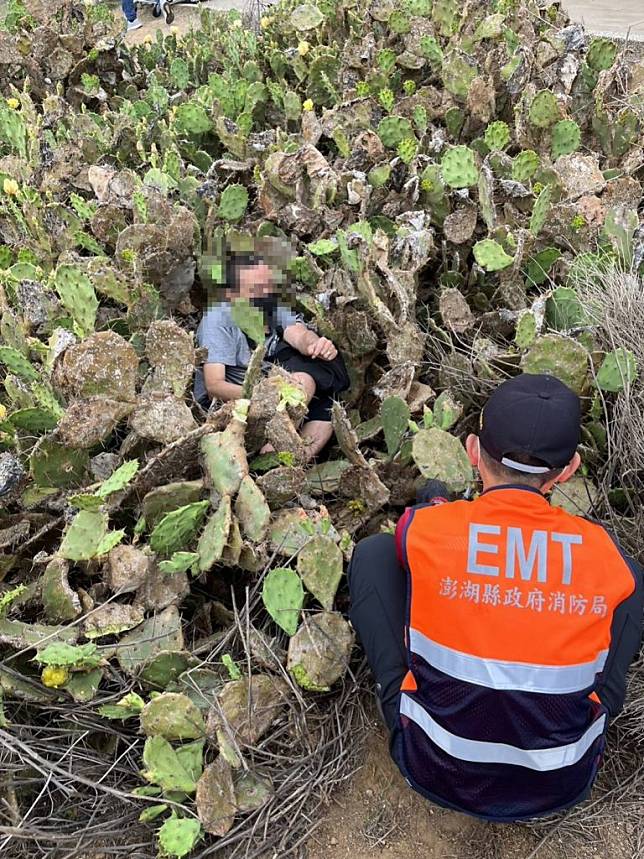 澎湖有一名遊客因帽子被風吹落斜坡，在撿拾帽子時不慎跌落仙人掌叢中。（澎湖縣消防局提供）