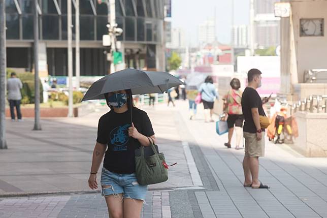 ▲氣象局指出，天氣高溫炎熱，今（17）日中午前後台北市、新北市盆地為橙色燈號，有連續出現36度高溫的機率。（圖／NOWnews資料照片）