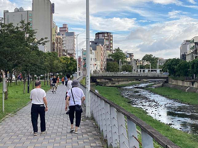 桃園市老街溪水岸步道廣受國內民眾喜愛，成為高人氣受歡迎的景點，今年上半年吸引數百萬人次造訪。圖：水務局提供