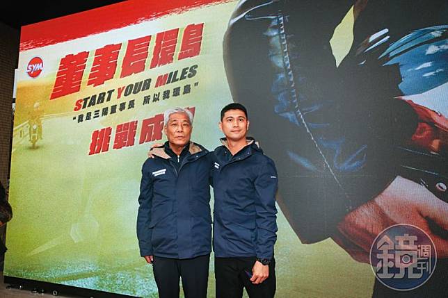 吳奕成（右）助三陽做大市場，預料今年再奪台灣機車銷售冠軍。圖左為三陽董事長吳清源。