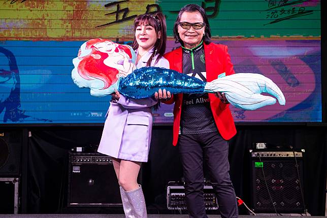 王彩樺（左）送美人魚玩偶被沈文程開黃腔 。大大娛樂