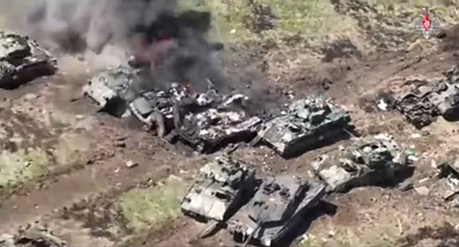 俄羅斯國防部13日公布一段影片畫面，內容是俄羅斯軍隊繳獲的德國製造豹式坦克(Leopard tanks)和美國製造的布萊德雷(Bradley)裝甲戰鬥車輛。(擷取自臉書)
