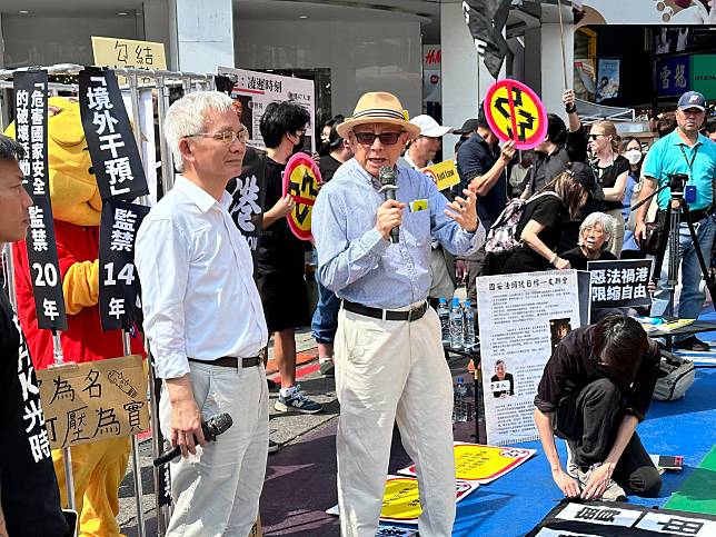 聯電創辦人曹興誠(右)聲援反香港23條立法，並痛批中共，用國家安全名義在維護共產黨的專制統治，將政權與國家綁在一起詐騙人民，非常荒謬。(謝佳興 攝)