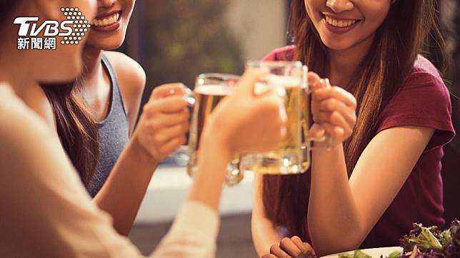 研究發現喝酒可能可以降低失智風險。（示意圖／shutterstock達志影像）