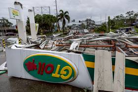 2025年11月10日，超級颱風「鳳凰」昨（11/9）在菲律賓登陸，新比斯開省一處加油站屋頂遭掀飛。路透社