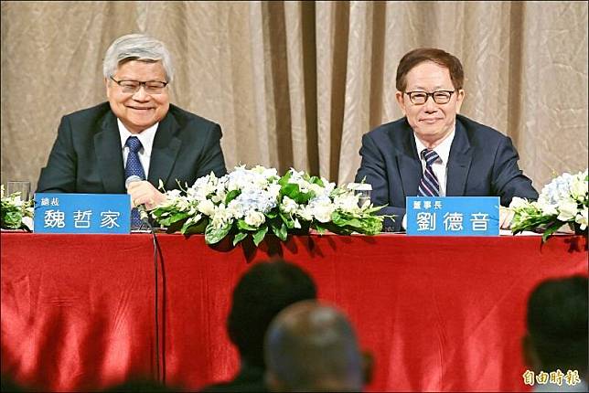 台積電董事長劉德音(右)及總裁魏哲家(左)去年年薪出爐。(資料照)