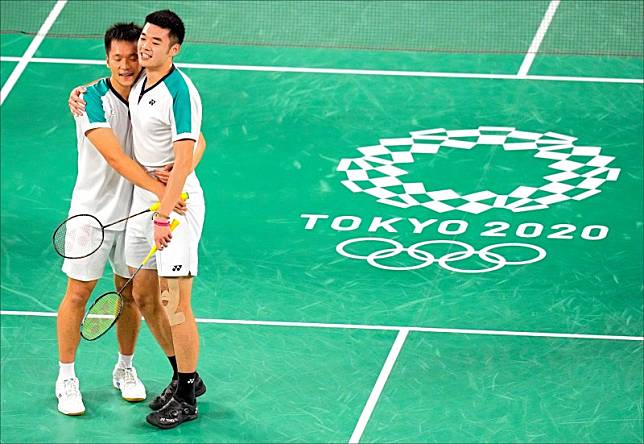 東京奧運男雙金牌李洋(左)與王齊麟，羽球路上意外合拍，兩人培養出超越勝負的革命情感。(資料照)
