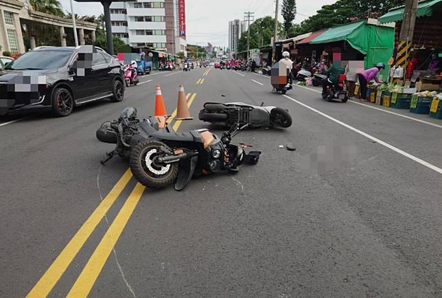 在劃有雙黃線的路段迴轉不僅是交通違規行為，也會釀成一輩子的遺憾。示意圖