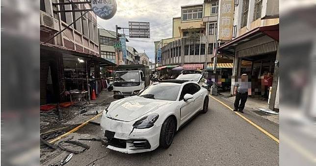台中古董車商疑妻外遇　憤怒駕保時捷跑車狂撞三義民宅