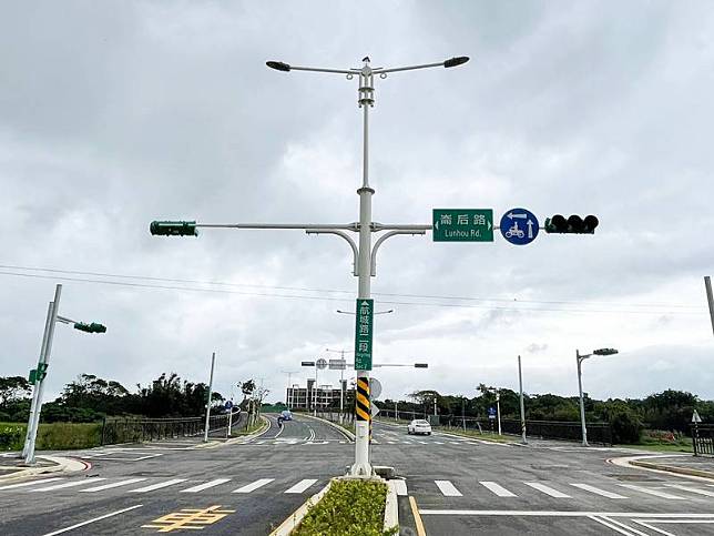 桃園市客運園區至機場聯絡道路新闢工程1日舉行通車典禮，桃園市長鄭文燦表示，聯絡道路工程共分2期施作，目前通車的是一期道路，為航空城聯外道路，將正式命名為「航城路二段」。中央社記者葉臻攝 111年11月1日  
