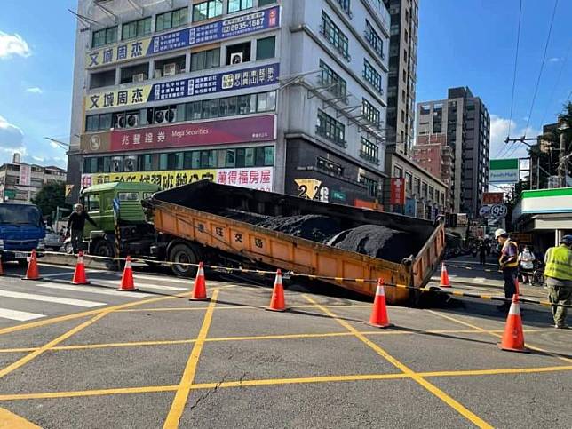 一輛曳引車經過台北市文山區時，疑因載滿瀝青超重而壓毀地下箱涵