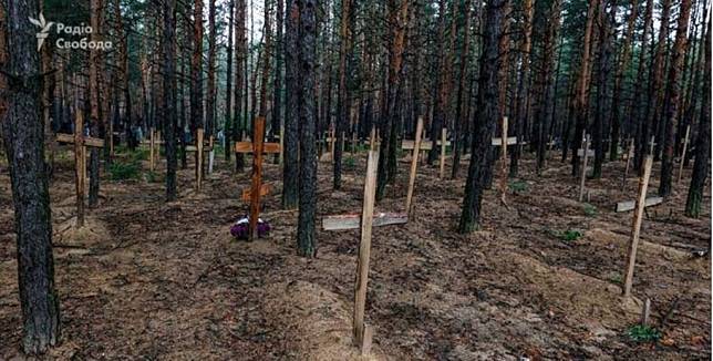 俄軍再爆大規模屠殺　烏克蘭收復城鎮發現亂葬崗約450墳塚