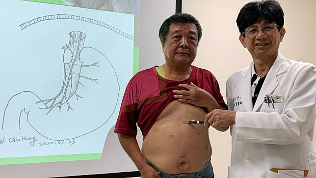 蔡金宏主任（右）以「胃食道逆流微創三合一手術」，根治困擾陳先生半世紀的老毛病。台中醫院提供