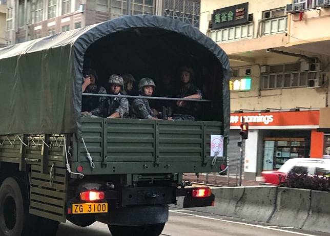 解放軍駐港部隊軍車早前曾在香港佐敦道經過。