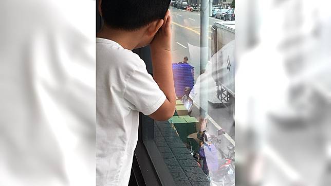 男童被獨自遺留在麥當勞內，隔著窗戶望著離開的母親，讓人看了十分心疼。(圖／翻攝自爆廢公社)