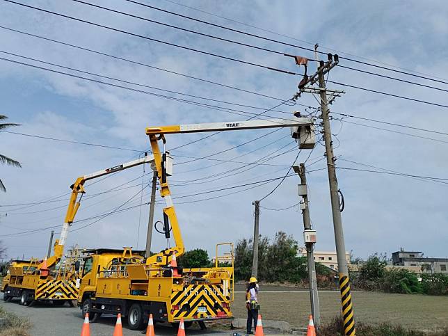 小犬颱風重創雲林累計八萬戶停電，台電持續增援搶修，力拼八日全縣復電。（記者陳正芬翻攝）