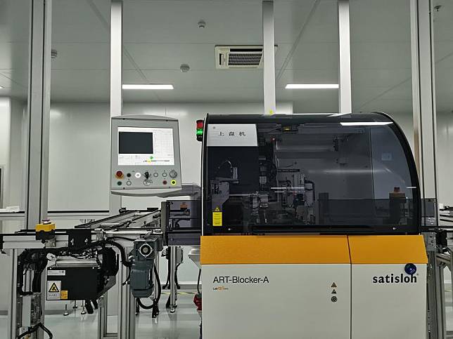 This photo shows a manufacturing equipment at the ultra-precision micro-nano optics R&amp;D and mass production facility of Leading Optics Co., Ltd. in Nantong City, east China's Jiangsu Province, June 18, 2024. (Xinhua/Jiang Wenxi)